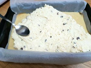 Prăjitură simplă cu brânză dulce și stafide (aluat turnat) - Anyta Cooking